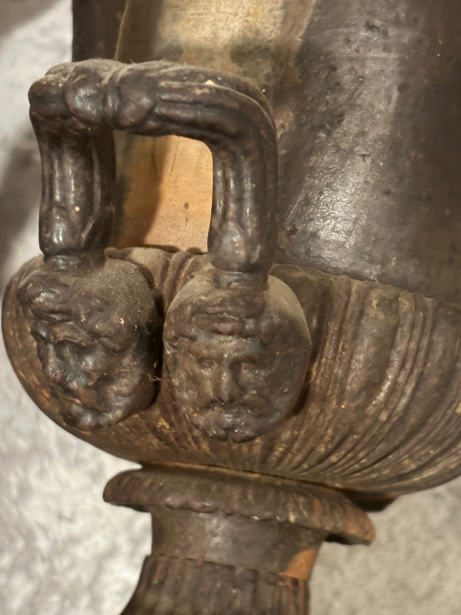 Pair Of Cast-iron Médicis Vases With Mignon Motifs: Music, Painting, And Mascaron-photo-2