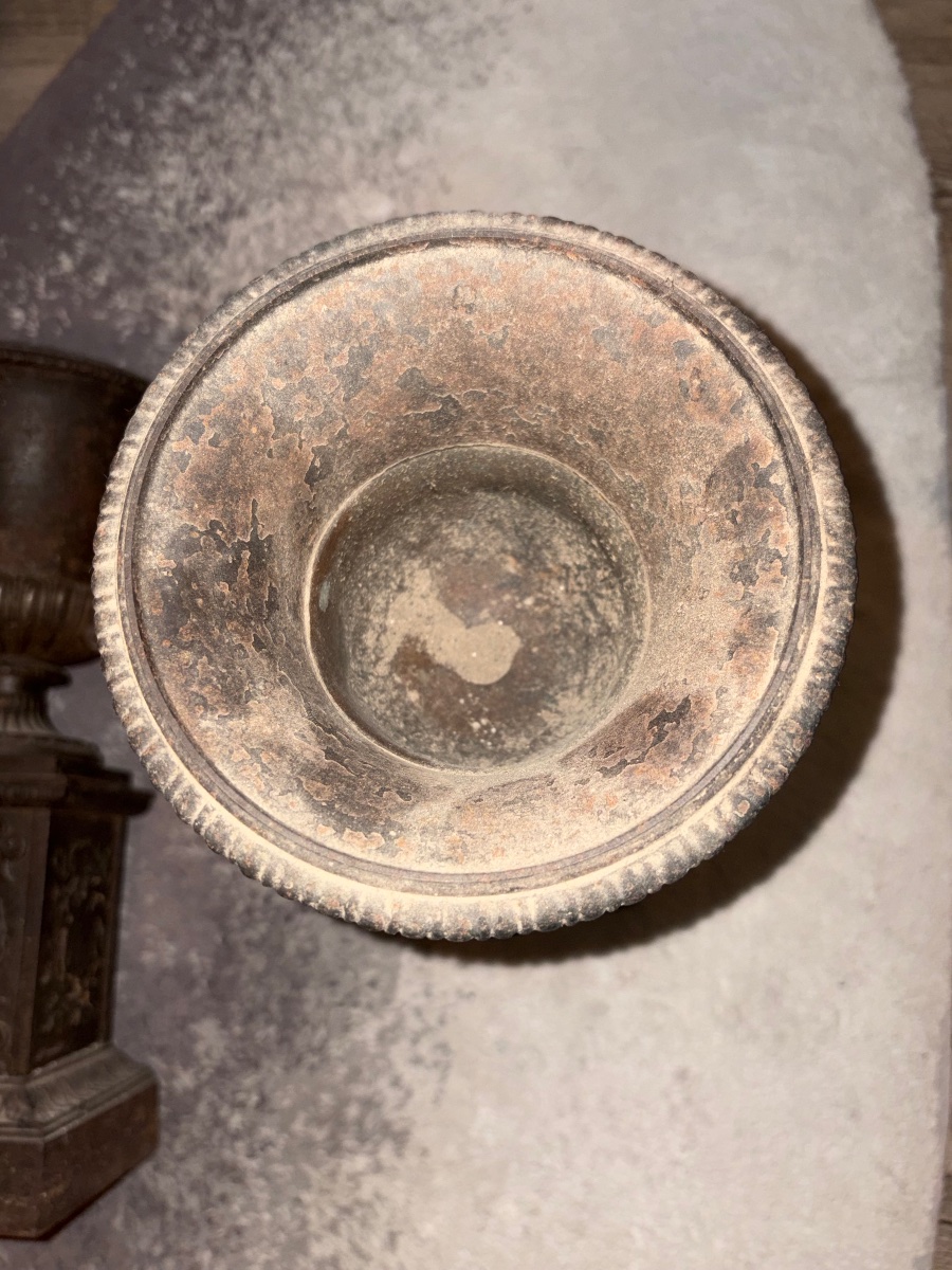 Pair Of Cast-iron Médicis Vases With Mignon Motifs: Music, Painting, And Mascaron-photo-5