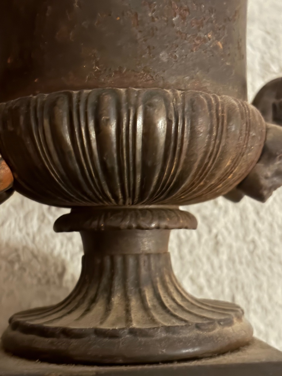 Pair Of Cast-iron Médicis Vases With Mignon Motifs: Music, Painting, And Mascaron-photo-7