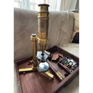 Microscope ancien. Dans sa boite