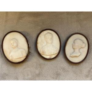 Trois médailles en marbre. Portrait de famille. LAISSE