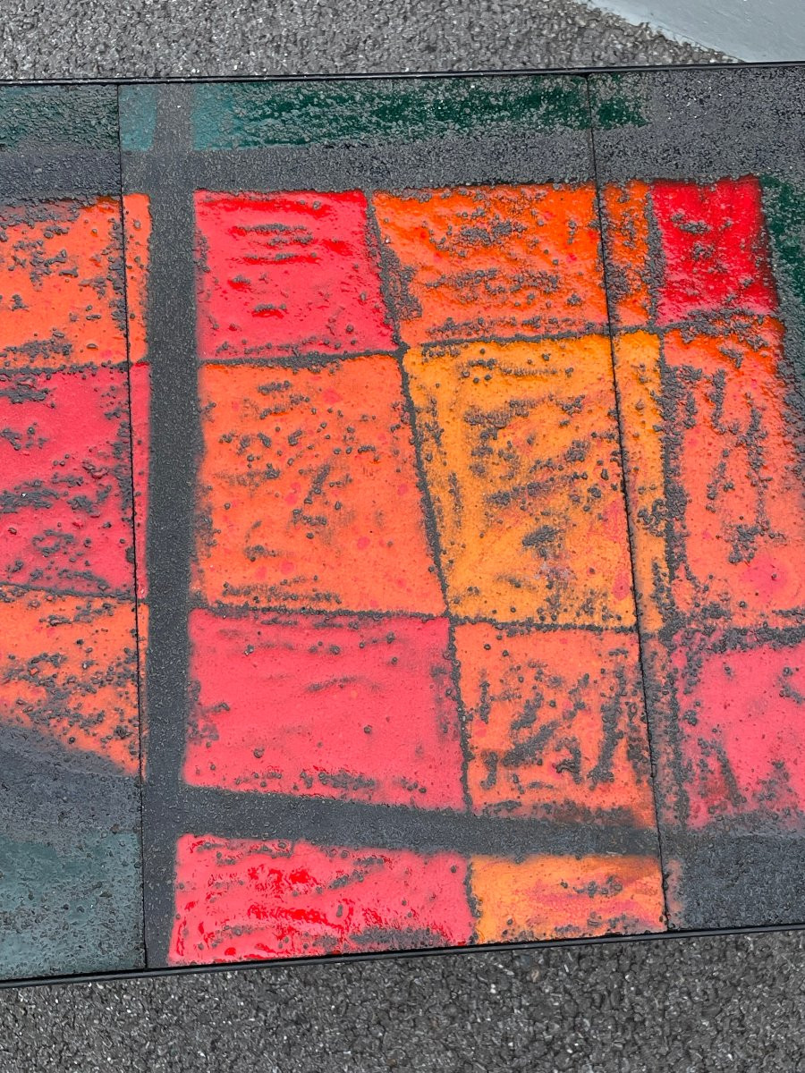 Table Basse vintage En Carreaux De Lave Émaillés Rouges Des Frères Cloutier -photo-4