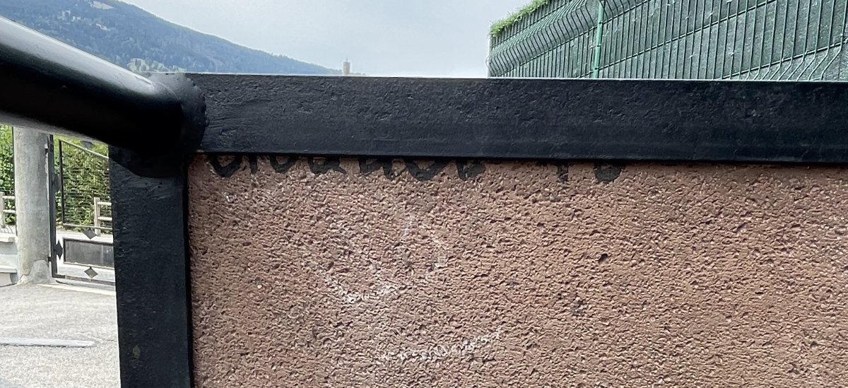 Table Basse vintage En Carreaux De Lave Émaillés Rouges Des Frères Cloutier -photo-7