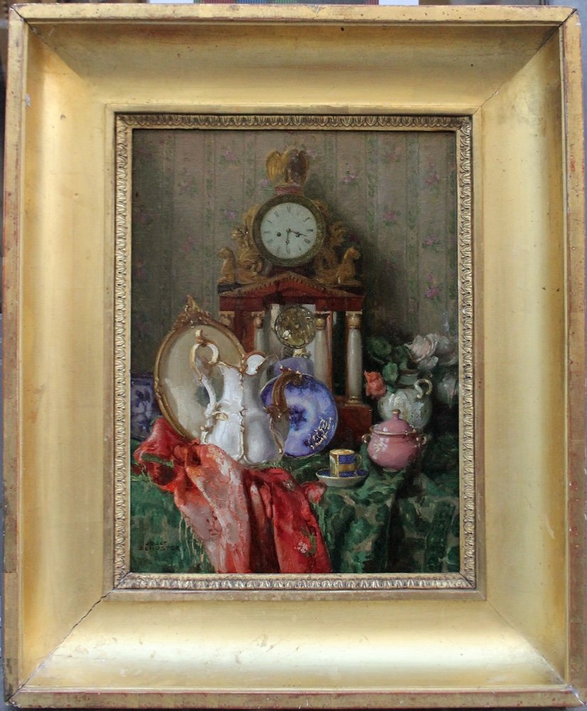 Nature morte aux roses, horloges de cheminée et porcelaine de Josef Schuster (1873 - 1945)