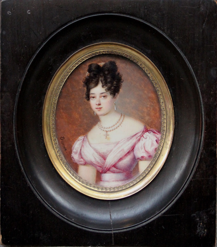 Jean-Pierre Drouin (Français, 1782 - 1861) Miniature d'une jeune femme au collier de perles