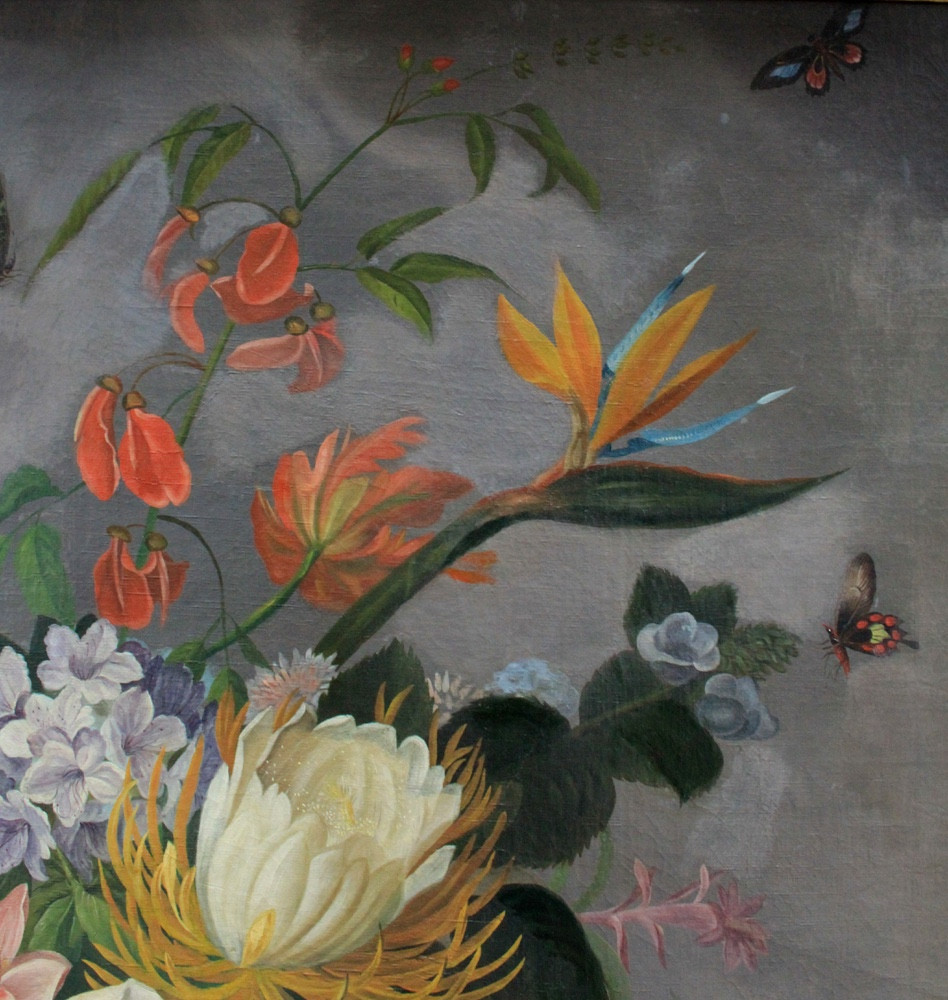 Magnifique nature morte classique avec fleurs, papillons, colibri et perroquet, début du XIXe s-photo-3