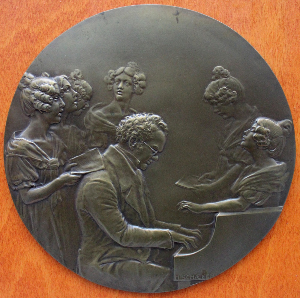 Relief en bronze « Le compositeur Franz Schubert accompagne de jeunes chanteurs au piano » -photo-2