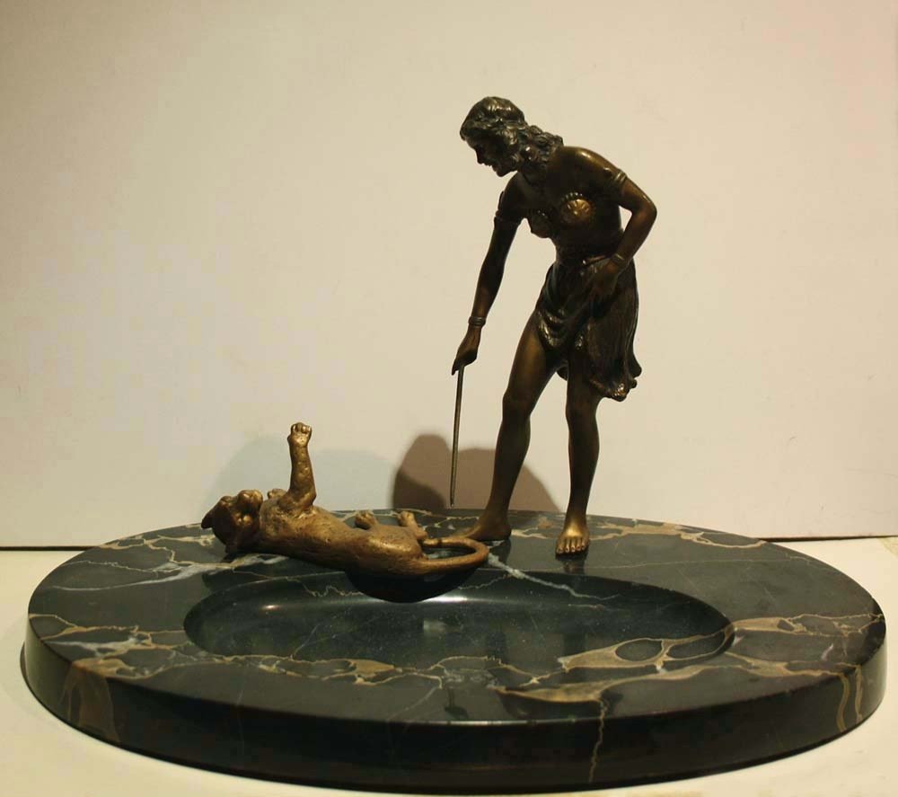 "Jouer avec la panthère", bronze de Vienne antique, bol pour cartes de visite