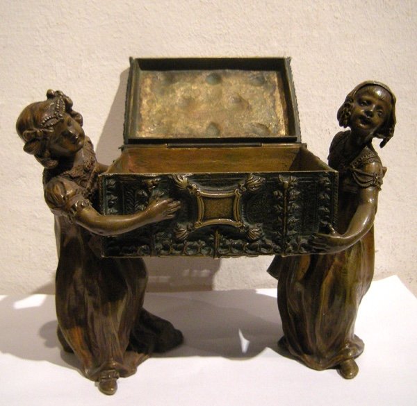 Vienna Art Nouveau Bronze, Early 20th Century  "two Little Girls With A Treasure Chest“-photo-2