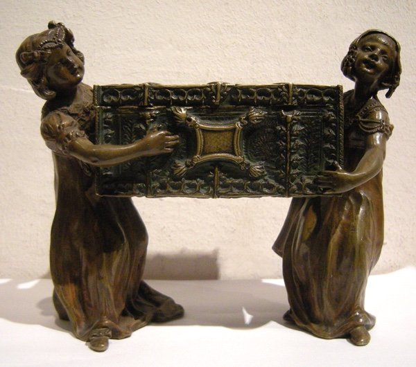 Vienna Art Nouveau Bronze, Early 20th Century  "two Little Girls With A Treasure Chest“