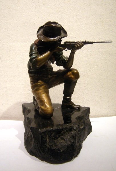 Carl Kauba ( 1865 - 1922) Antique Patinated And Cold Painted Bronze Figure Of A Kneeling Ranger-photo-1
