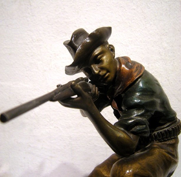 Carl Kauba ( 1865 - 1922) Antique Patinated And Cold Painted Bronze Figure Of A Kneeling Ranger-photo-3