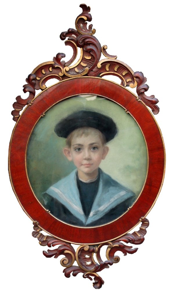 Portrait d'un garçon en uniforme de la marine