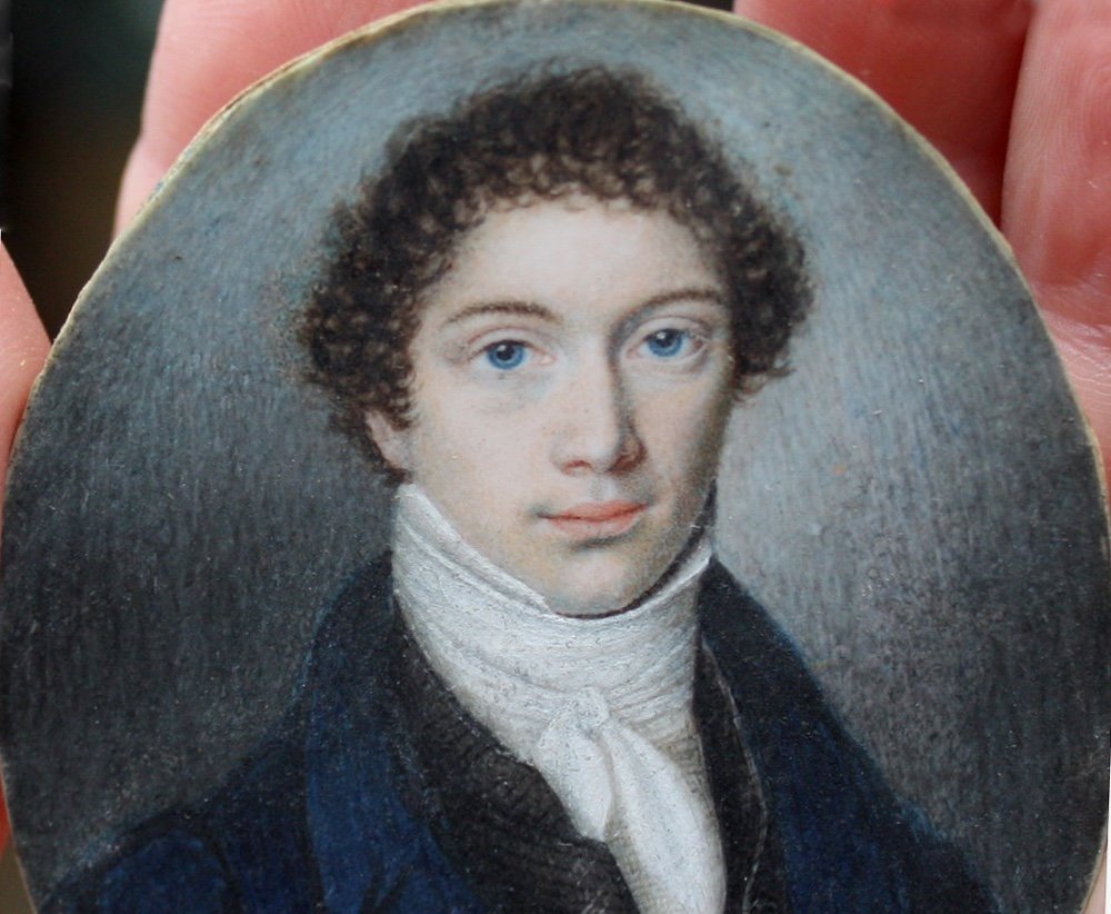 Portrait miniature d'un jeune homme en redingote bleue et foulard blanc, vers 1800-photo-3