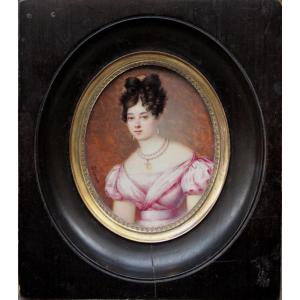 Jean-Pierre Drouin (Français, 1782 - 1861) Miniature d'une jeune femme au collier de perles