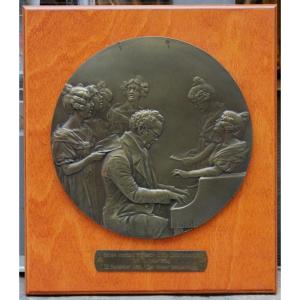 Relief en bronze « Le compositeur Franz Schubert accompagne de jeunes chanteurs au piano » 