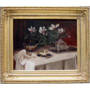 Nature morte au service à thé de Sèvres en fleurs par Ignaz Schönbrunner (né en 1871)