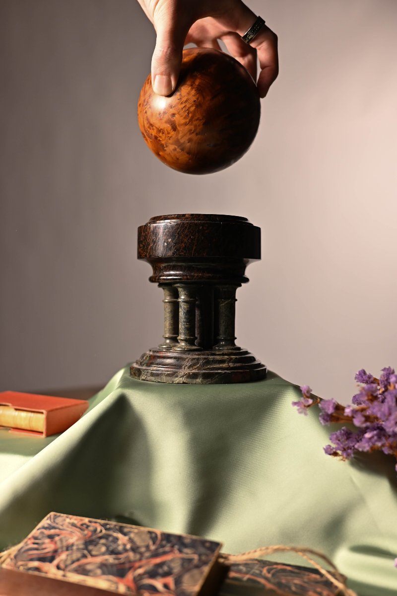 Réunion de cinq objets décoratifs en marbres et pierres dures-photo-2