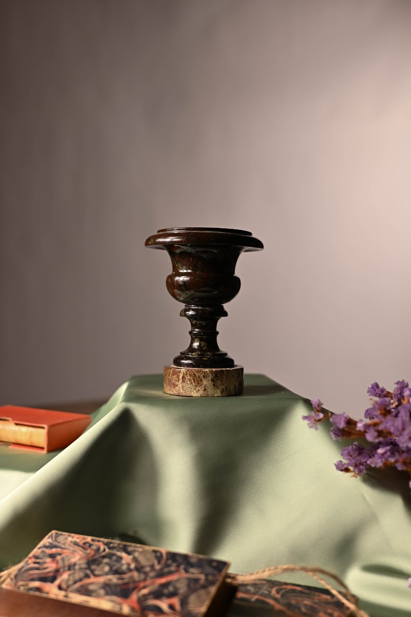 Réunion de cinq objets décoratifs en marbres et pierres dures-photo-3
