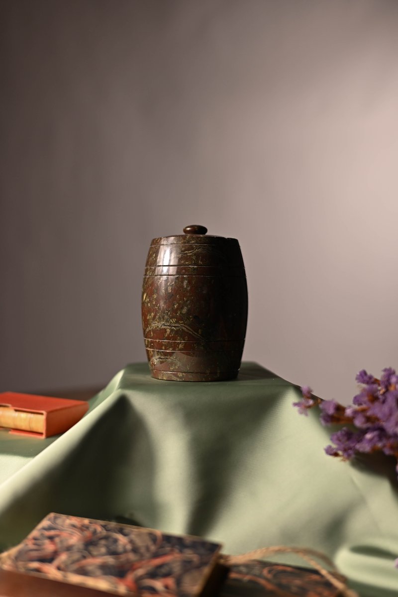 Réunion de cinq objets décoratifs en marbres et pierres dures-photo-1