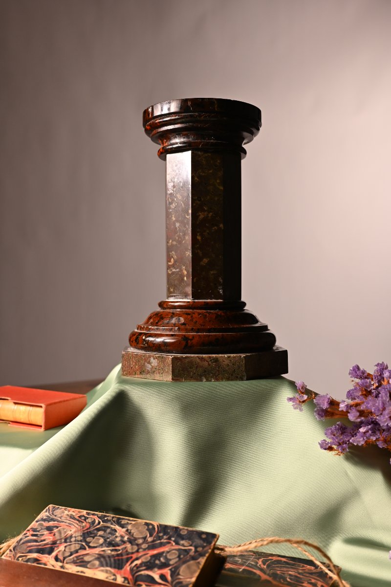 Réunion de cinq objets décoratifs en marbres et pierres dures-photo-2