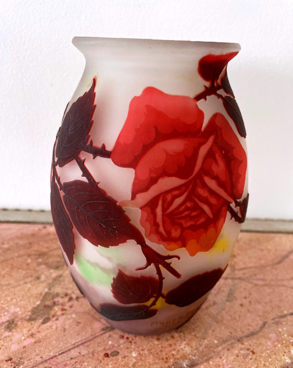 Vase en pâte de verre dégagé à l acide de Muller Frères Luneville 