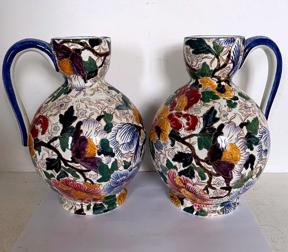 Paire de pots à eau en faïence ancienne de Gien à fleurs