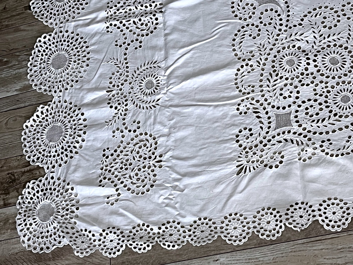 Grande nappe ancienne brodée et motifs ajourees-photo-3