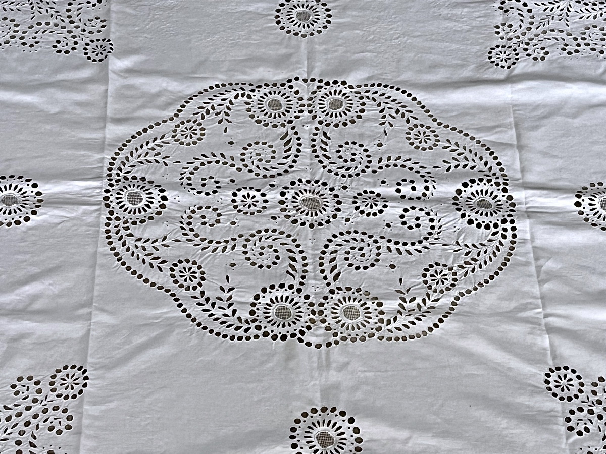 Grande nappe ancienne brodée et motifs ajourees-photo-1