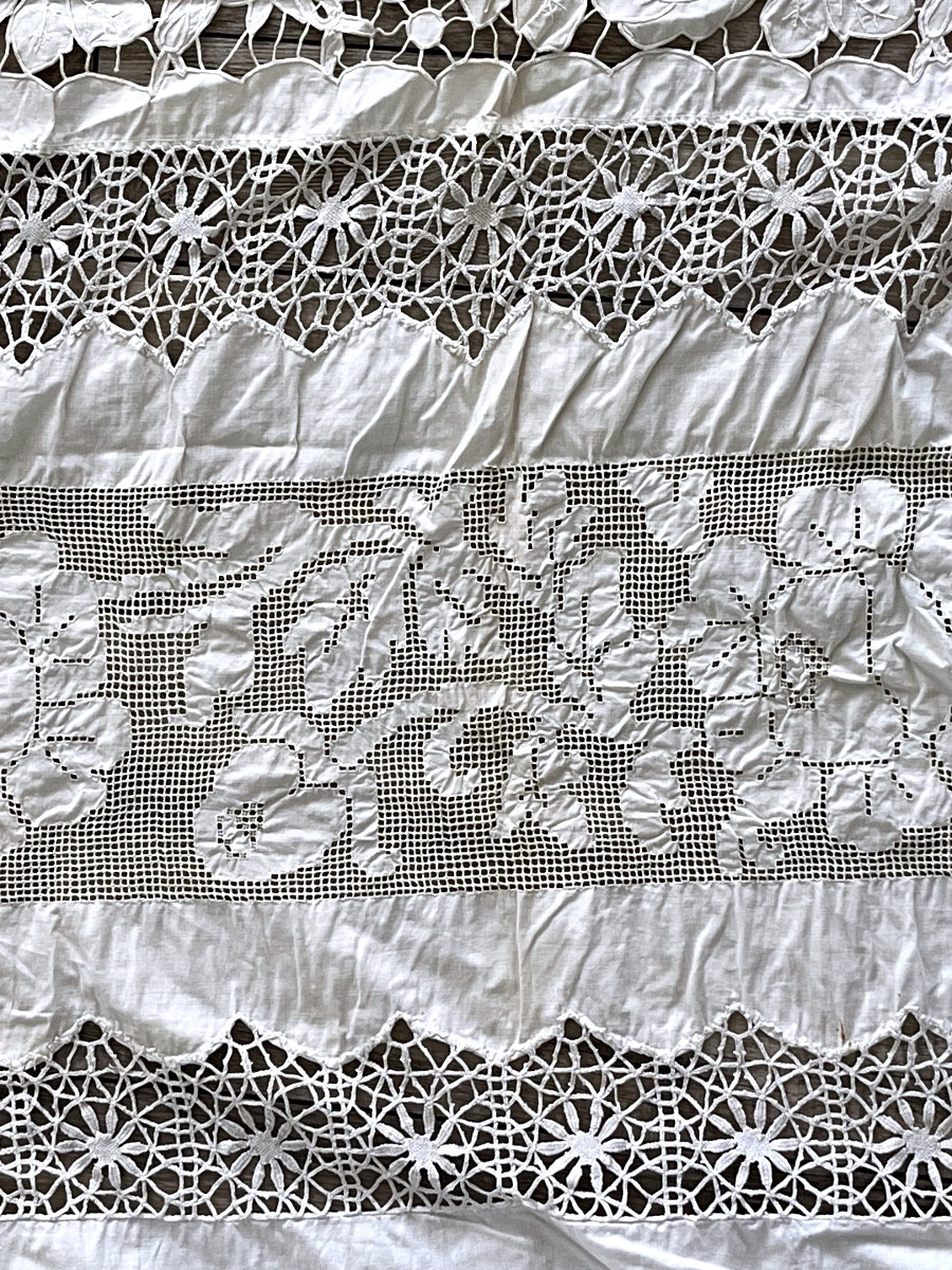 Rideau ancien en dentelle et motifs floraux ajourés fin du XIX eme-photo-1