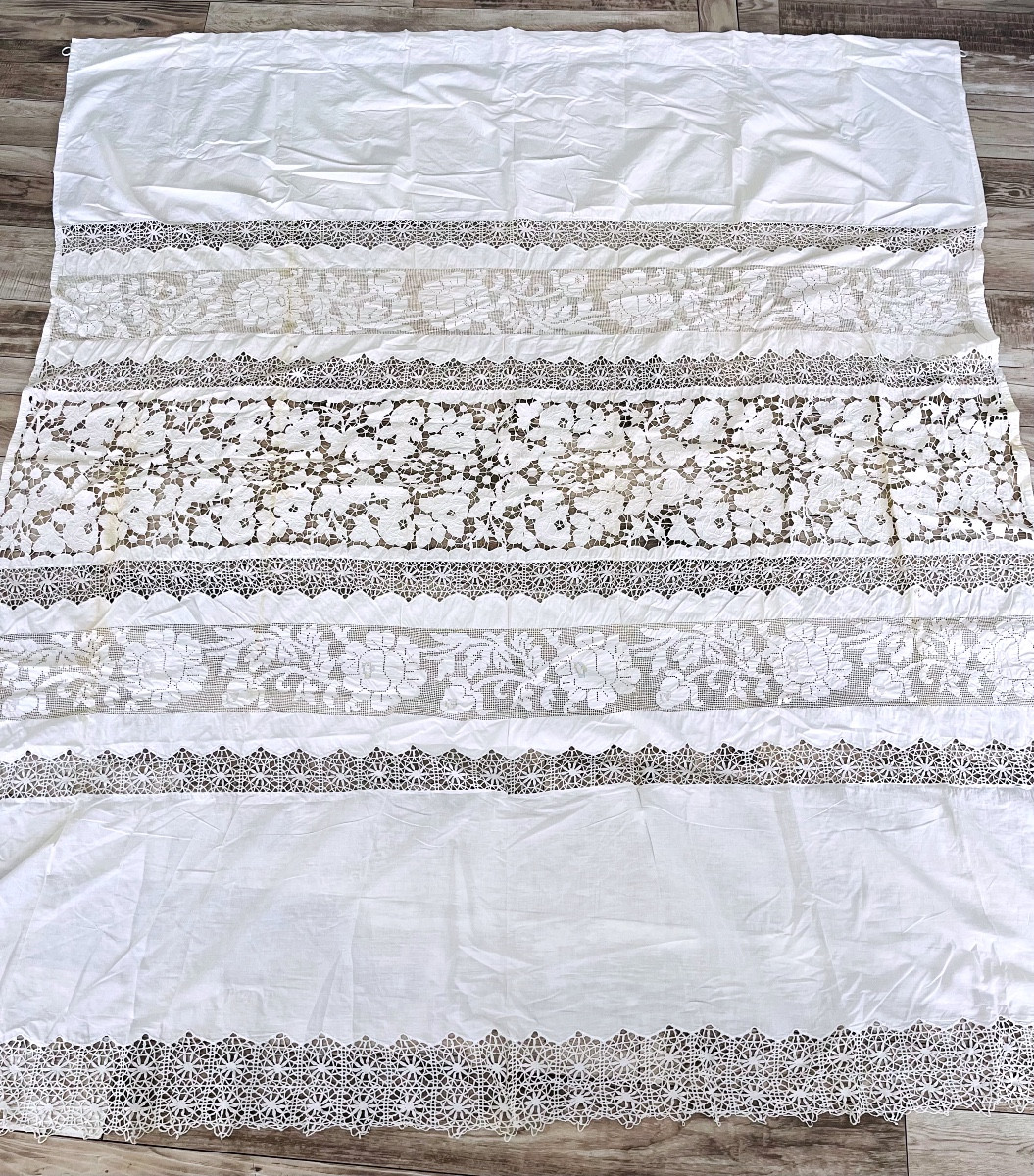 Rideau ancien en dentelle et motifs floraux ajourés fin du XIX eme