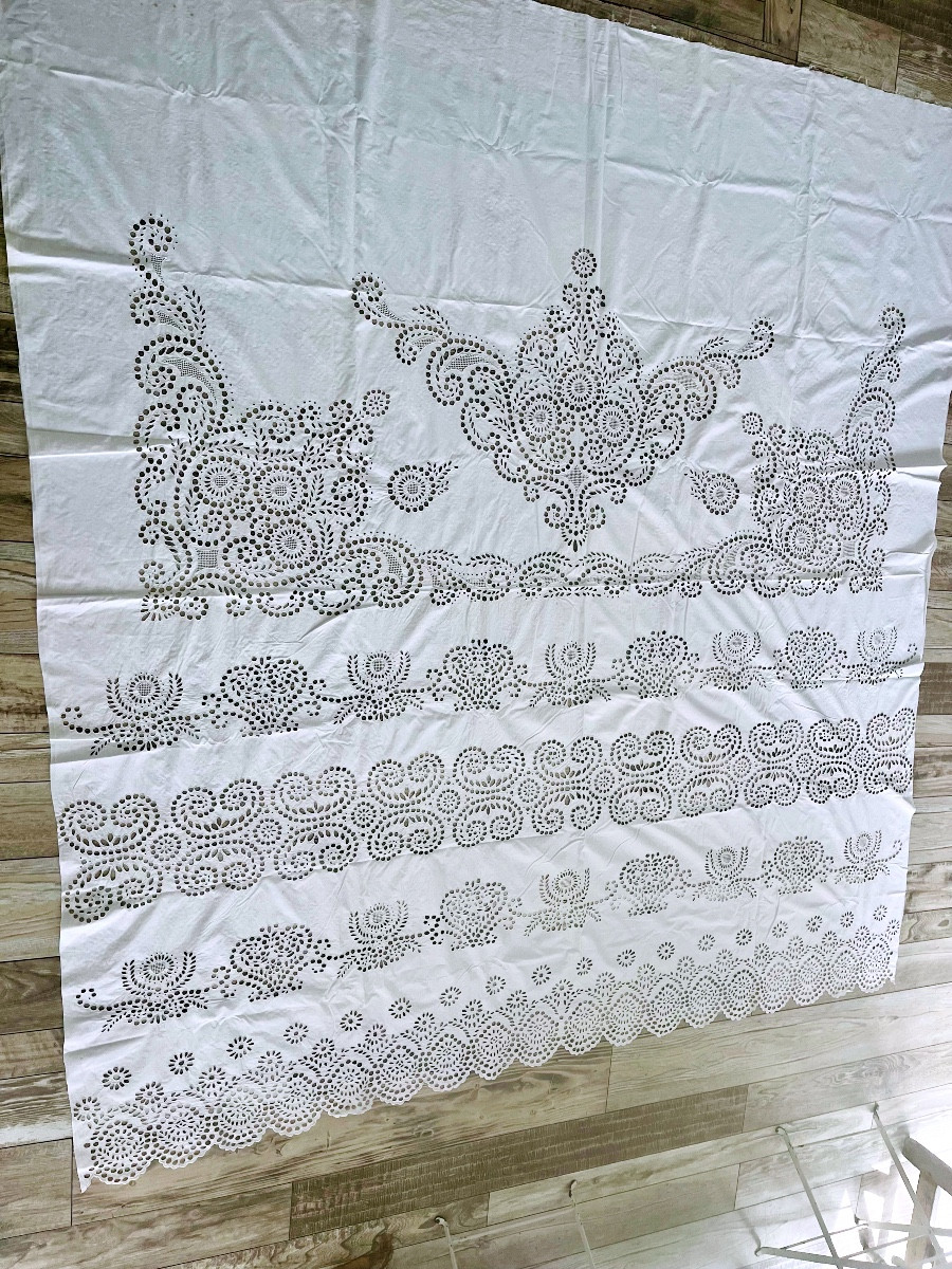 Rideau ancien de château en broderie ajourée vers 1900