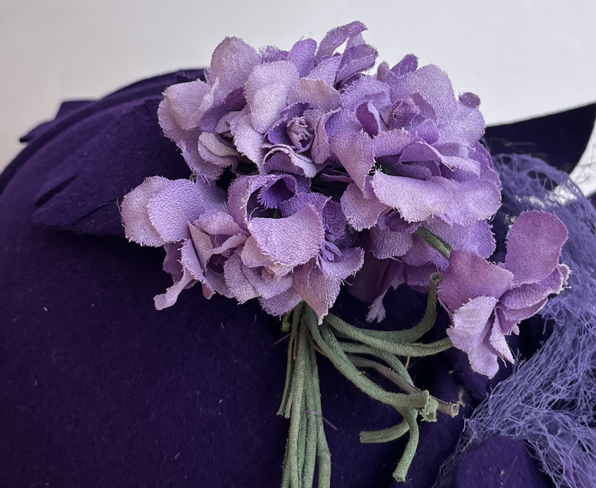 Chapeau ancien en feutre garni de fleurs en tissu vers 1930-photo-2