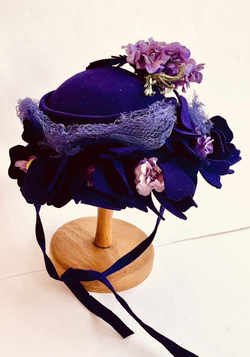 Chapeau ancien en feutre garni de fleurs en tissu vers 1930-photo-3