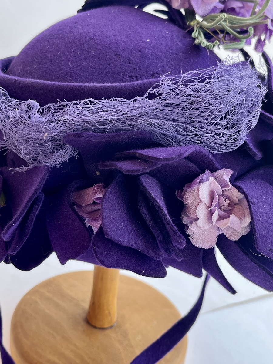Chapeau ancien en feutre garni de fleurs en tissu vers 1930-photo-4