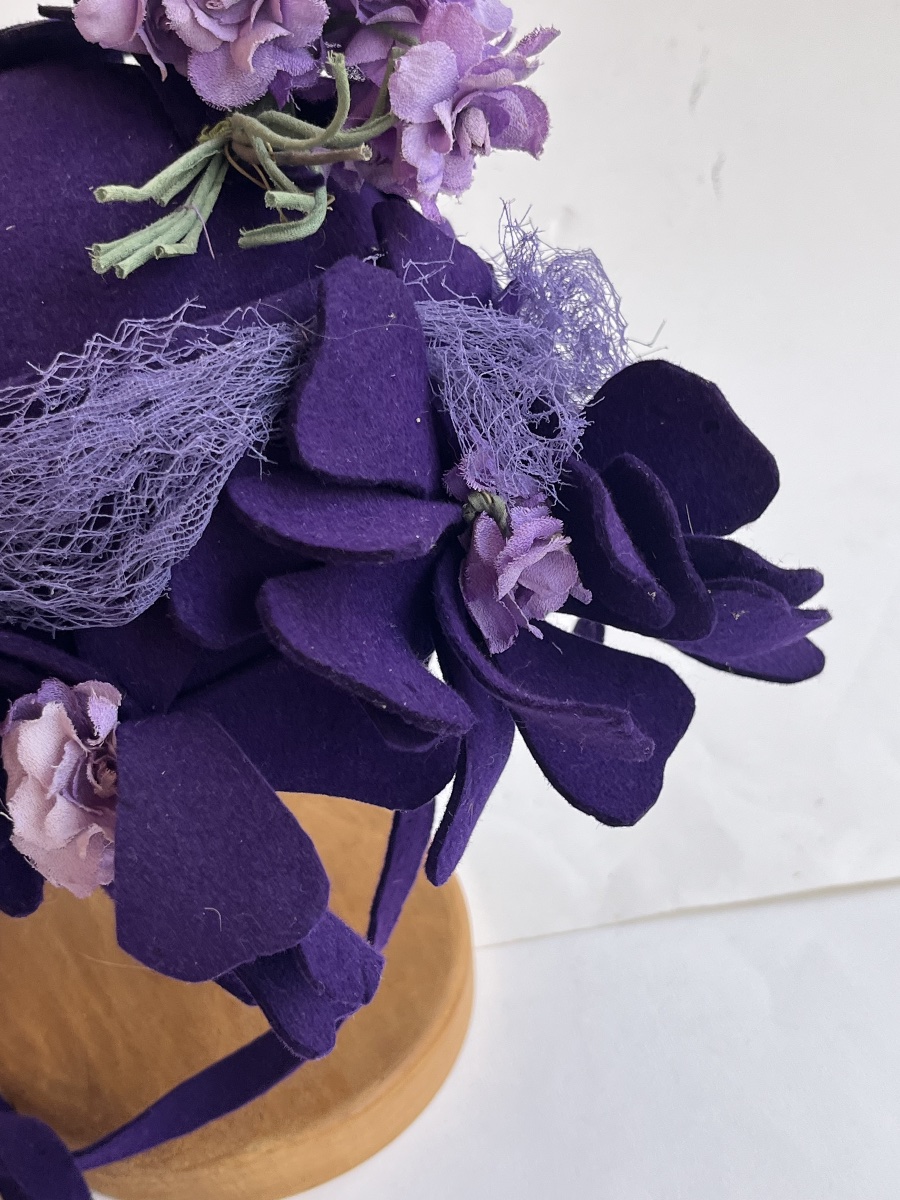 Chapeau ancien en feutre garni de fleurs en tissu vers 1930-photo-1