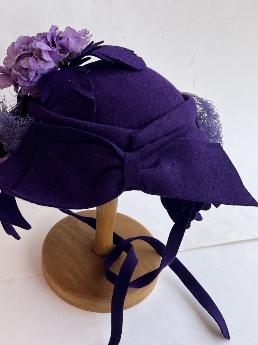 Chapeau ancien en feutre garni de fleurs en tissu vers 1930-photo-2
