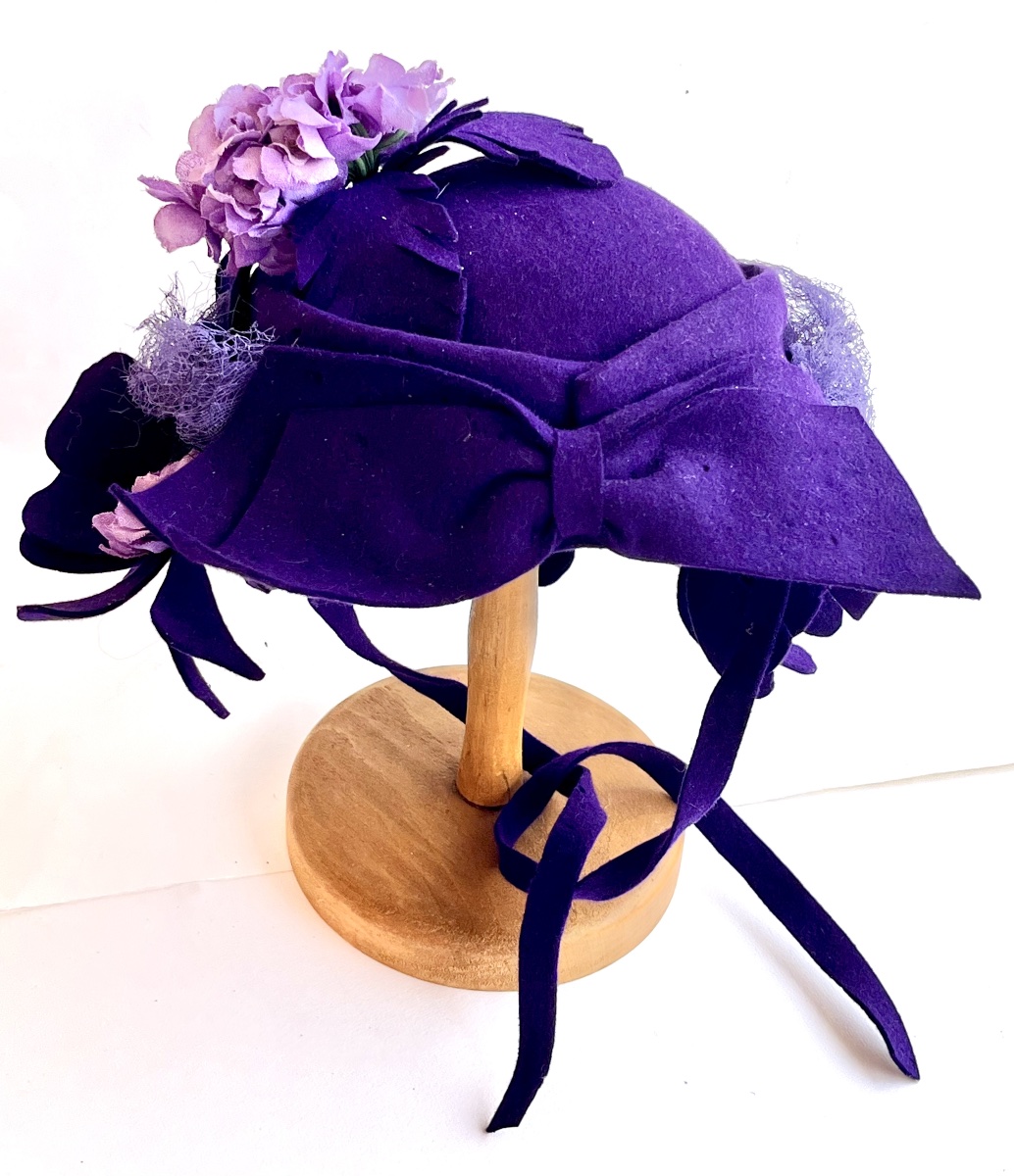 Chapeau ancien en feutre garni de fleurs en tissu vers 1930-photo-3
