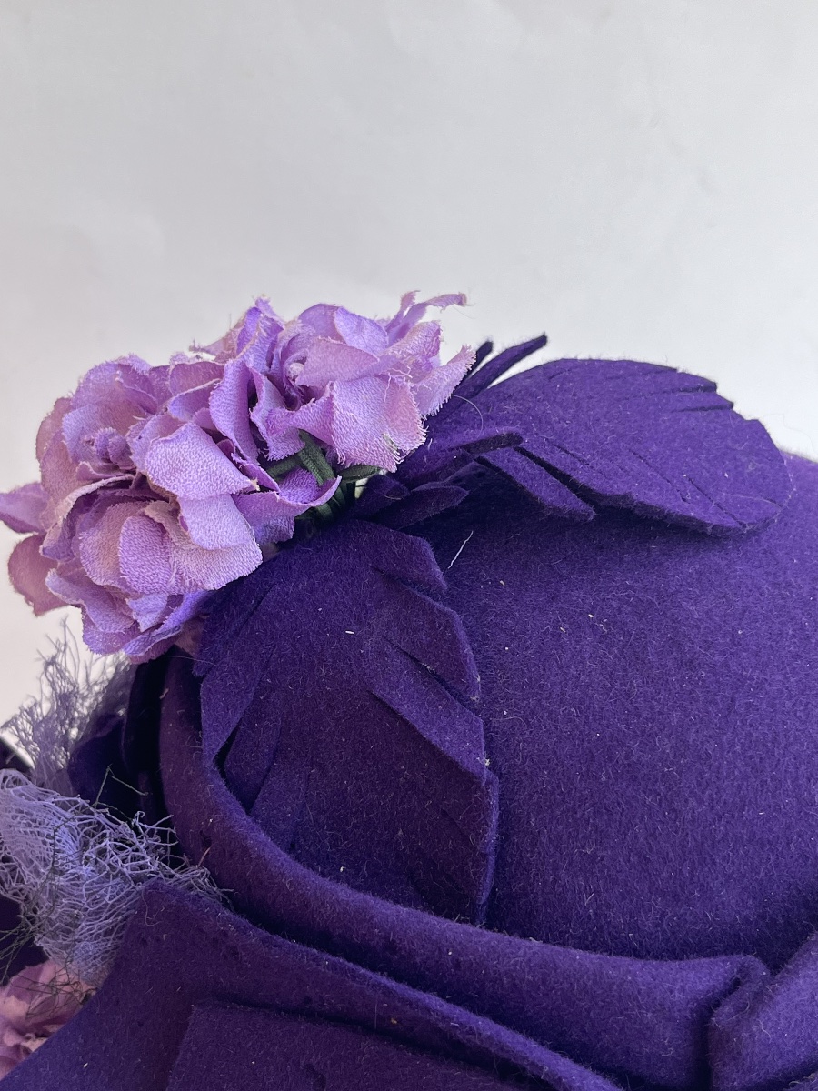 Chapeau ancien en feutre garni de fleurs en tissu vers 1930-photo-4