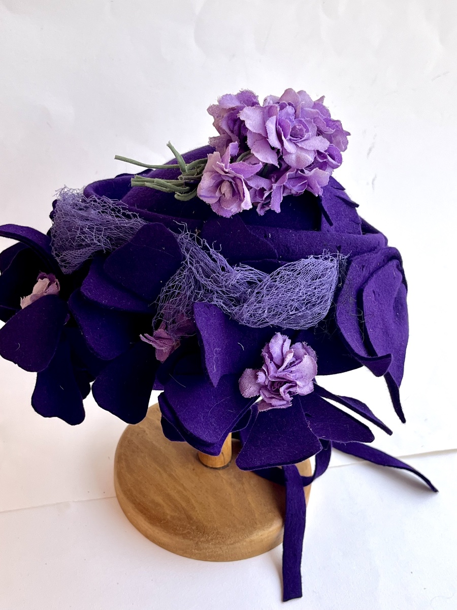 Chapeau ancien en feutre garni de fleurs en tissu vers 1930-photo-5
