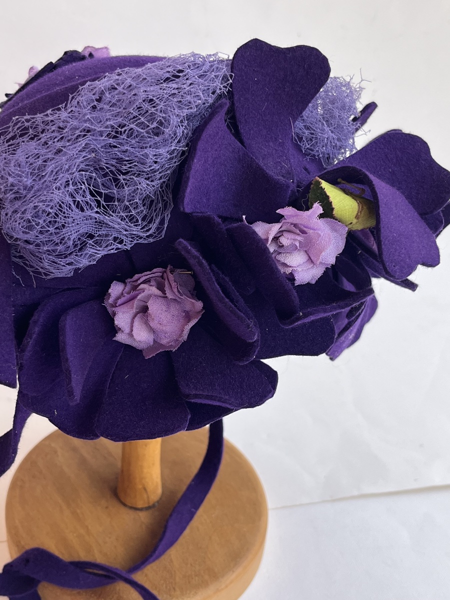 Chapeau ancien en feutre garni de fleurs en tissu vers 1930-photo-6