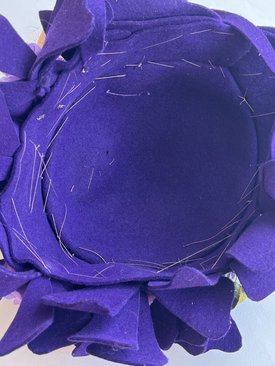 Chapeau ancien en feutre garni de fleurs en tissu vers 1930-photo-7