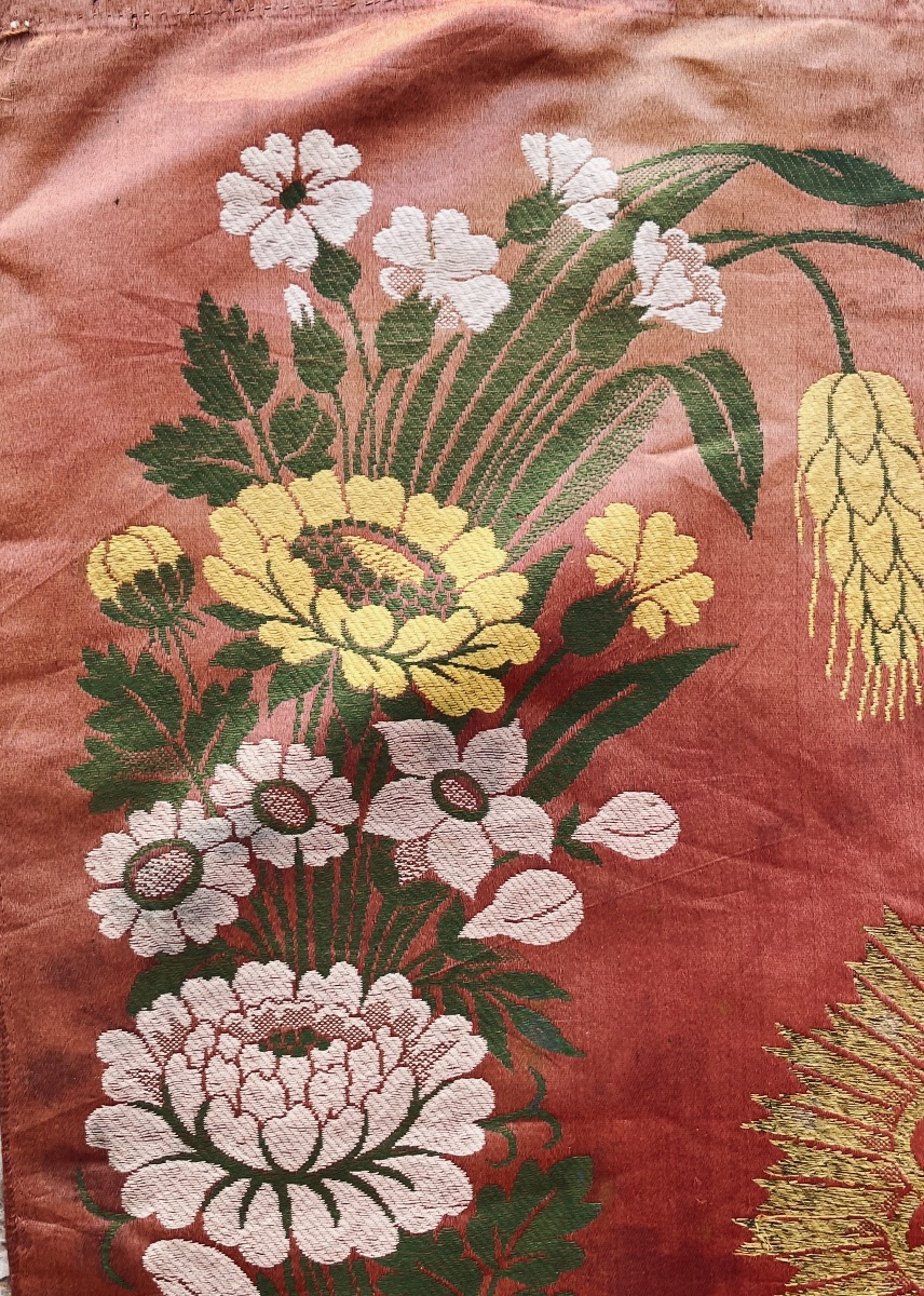 Tissu liturgique en soie tisse à motifs de fleurs et fils d or XIX eme-photo-3