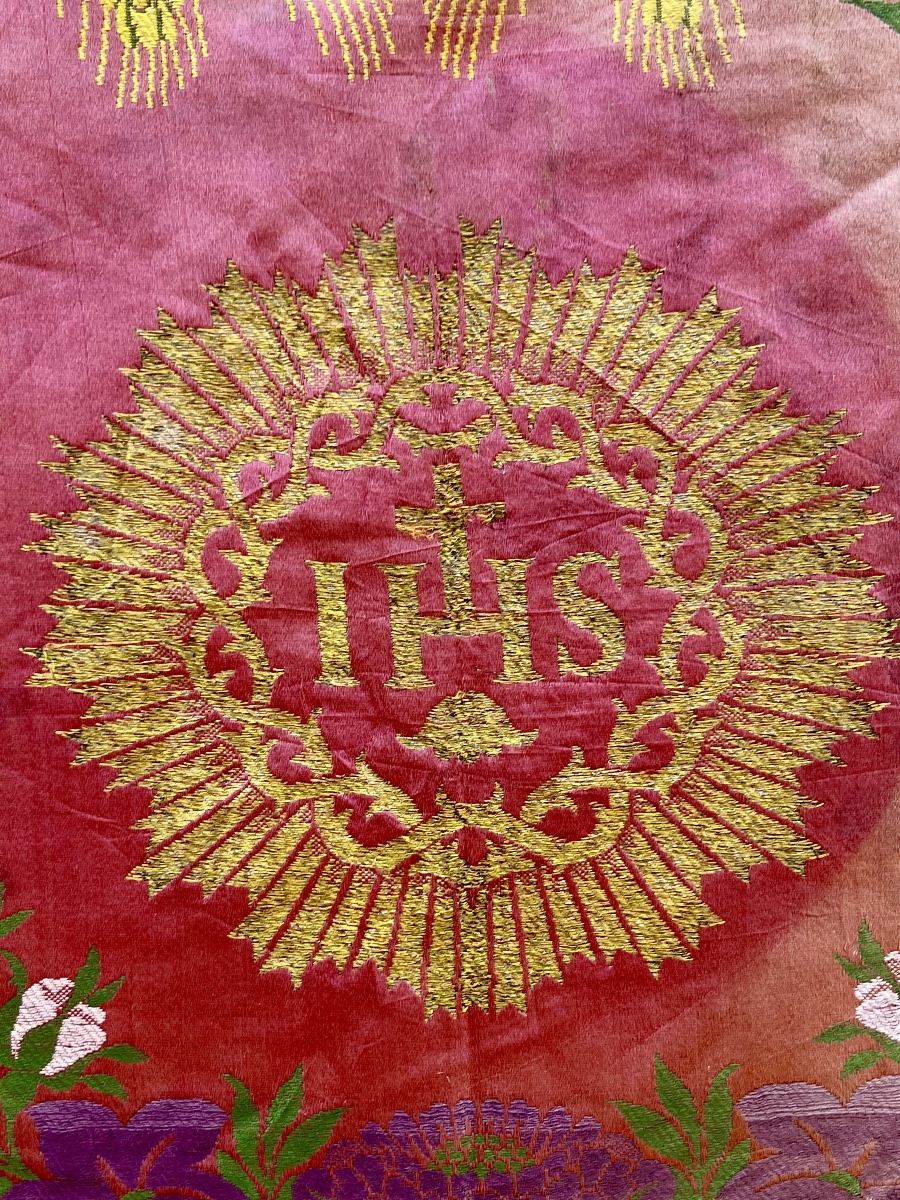 Tissu liturgique en soie tisse à motifs de fleurs et fils d or XIX eme-photo-1