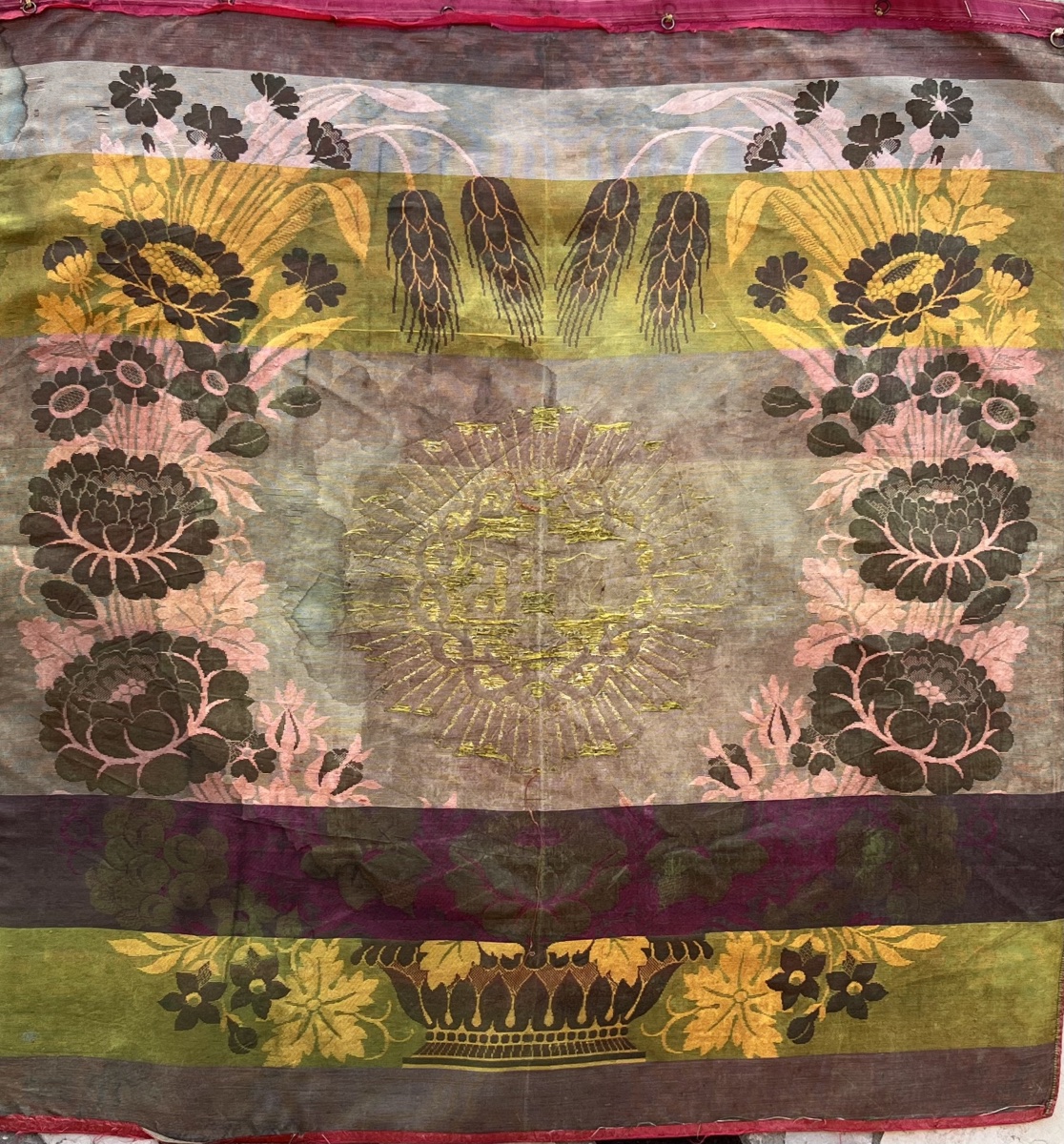 Tissu liturgique en soie tisse à motifs de fleurs et fils d or XIX eme-photo-2