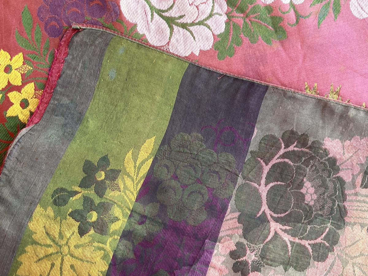 Tissu liturgique en soie tisse à motifs de fleurs et fils d or XIX eme-photo-3