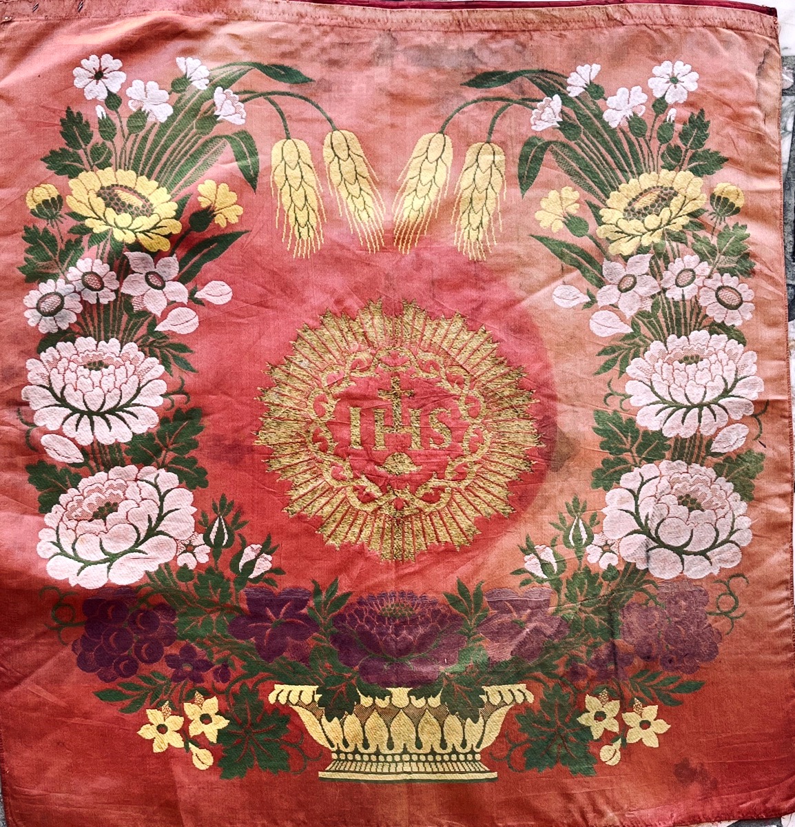 Tissu liturgique en soie tisse à motifs de fleurs et fils d or XIX eme