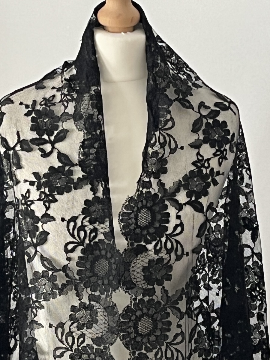 Antique Black Chantilly Lace Shawl From The 19th Century-photo-2