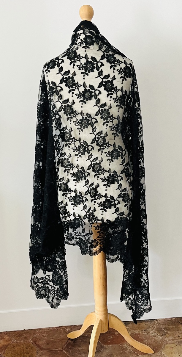 Antique Black Chantilly Lace Shawl From The 19th Century-photo-3