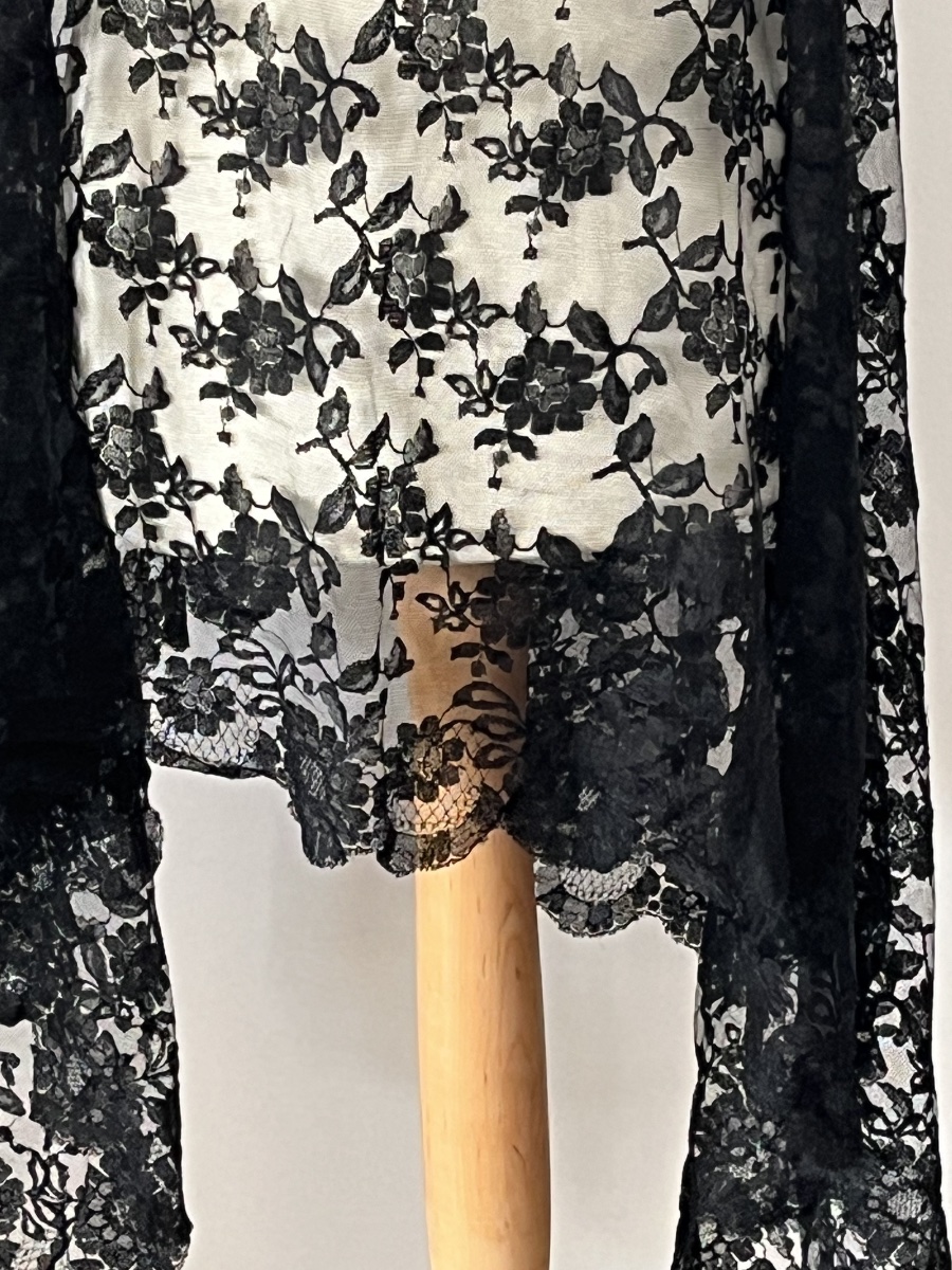 Antique Black Chantilly Lace Shawl From The 19th Century-photo-4